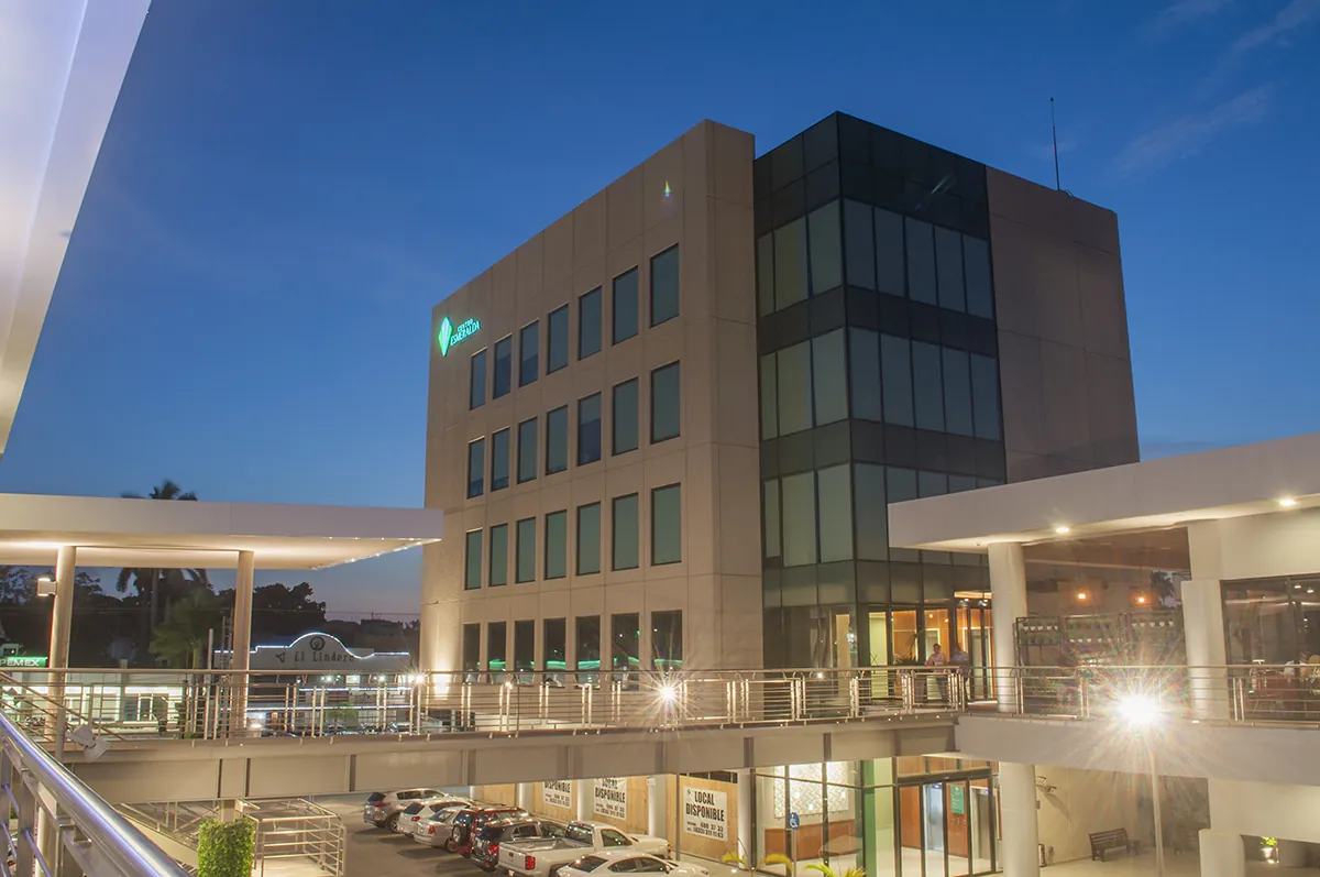 Fotografía del proyecto Centro Esmeralda del portafolio LUCONSA: edificio de oficinas con volumen acristalado al anochecer