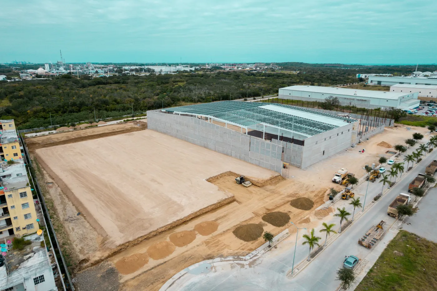 Fotografía del proyecto Nave Industrial FIMEX I del portafolio LUCONSA: vista aérea de la nave con estructura de cubierta