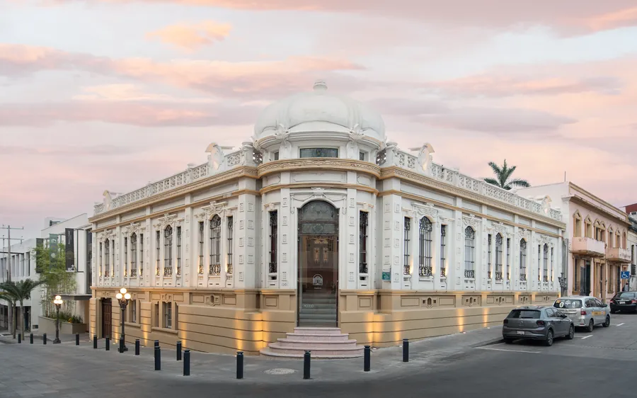 Fotografía del proyecto Museo Tampico del portafolio LUCONSA: edificio de esquina con fachada ornamentada y cúpula al atardecer