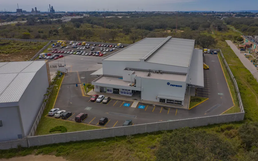 Fotografía del proyecto PepsiCo del portafolio LUCONSA: vista aérea del acceso principal y estacionamiento de la nave