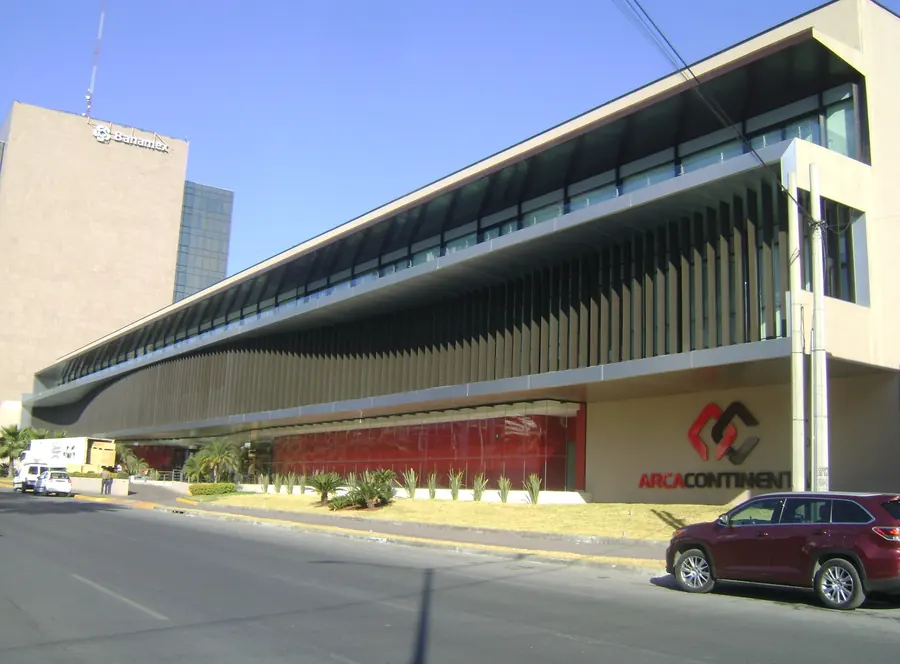 Fotografía del proyecto Arca Continental del portafolio LUCONSA: fachada corporativa con celosía horizontal y logotipo