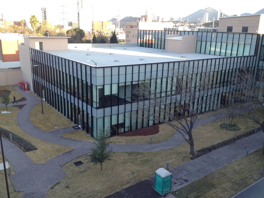 Fotografía del proyecto Arca Continental del portafolio LUCONSA: edificio acristalado rodeado de jardines