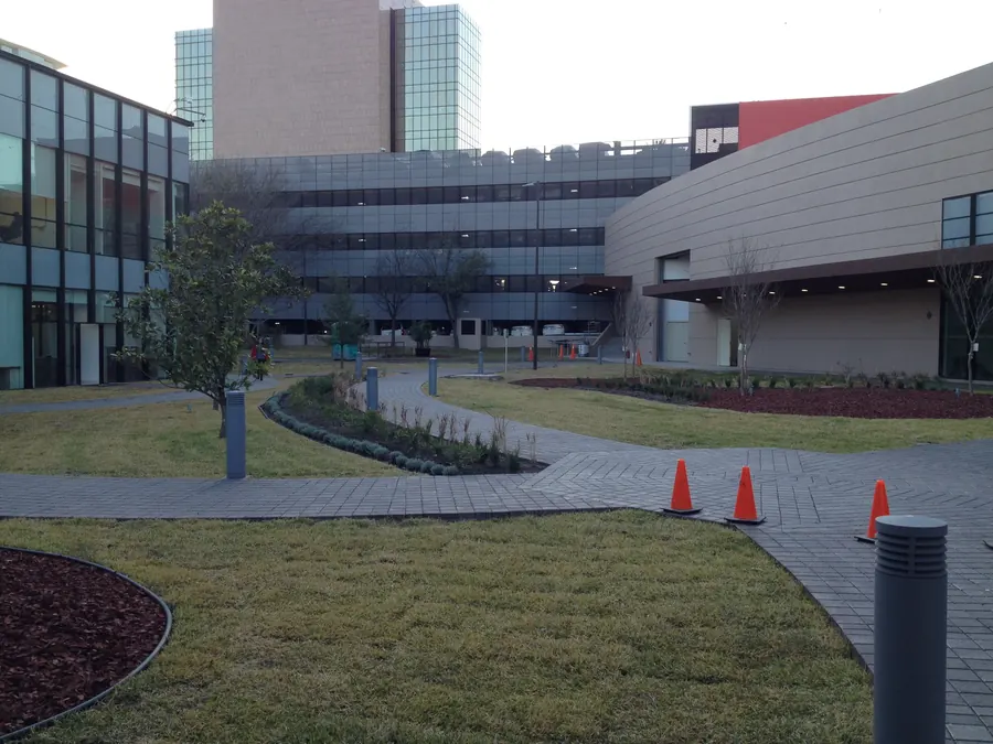 Fotografía del proyecto Arca Continental del portafolio LUCONSA: patio con jardines y andadores entre los edificios