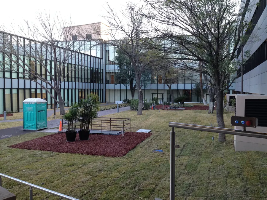 Fotografía del proyecto Arca Continental del portafolio LUCONSA: jardín y andadores junto a los edificios