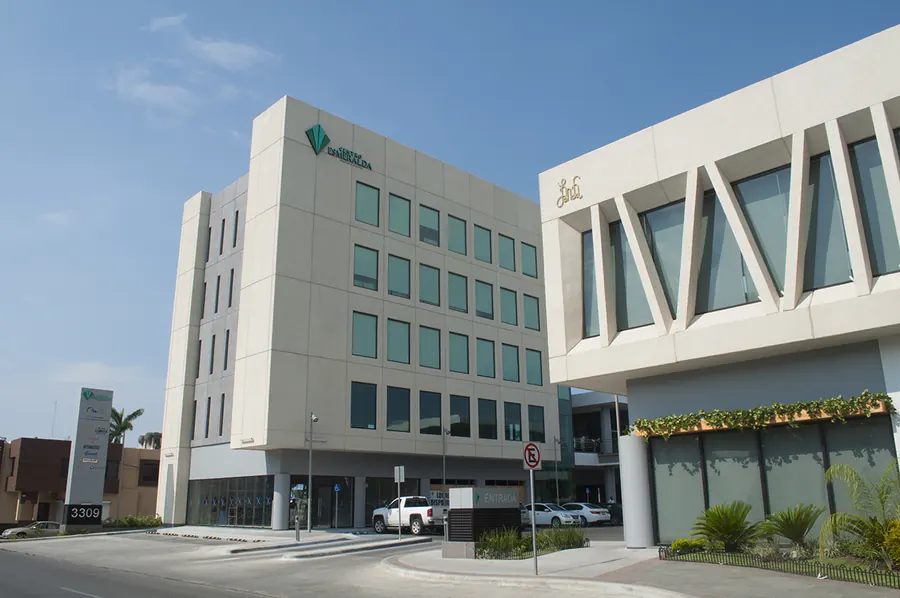 Fotografía del proyecto Centro Esmeralda del portafolio LUCONSA: fachada de oficinas y locales de día
