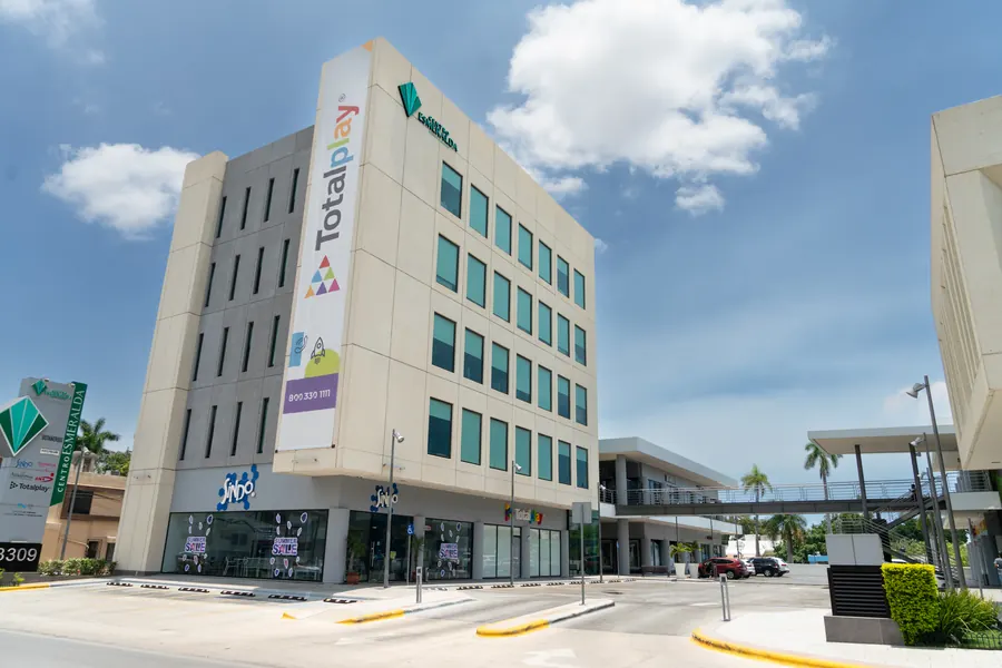 Fotografía del proyecto Centro Esmeralda del portafolio LUCONSA: edificio de oficinas junto a la plaza comercial