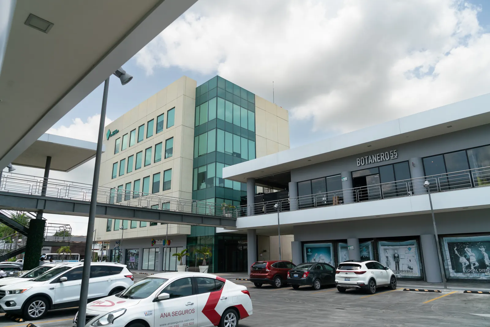 Fotografía del proyecto Centro Esmeralda del portafolio LUCONSA: torre acristalada y locales comerciales