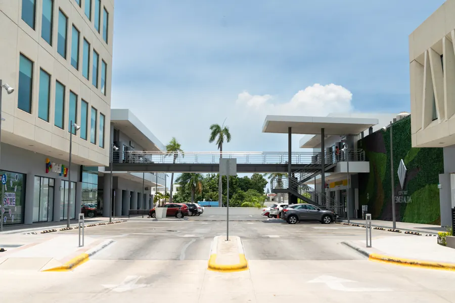 Fotografía del proyecto Centro Esmeralda del portafolio LUCONSA: pasillo de la plaza con puente entre edificios