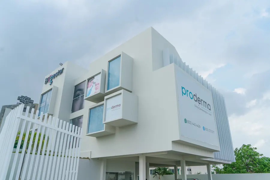 Fotografía del proyecto Clínica Pro Derma del portafolio LUCONSA: fachada lateral con ventanas en volúmenes salientes