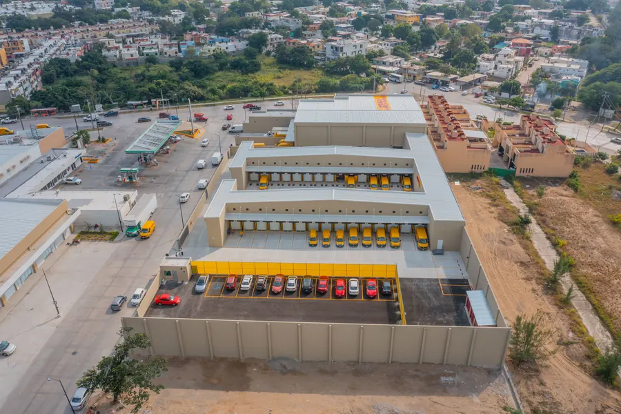 Fotografía del proyecto DHL del portafolio LUCONSA: vista aérea de los andenes de carga con camionetas amarillas