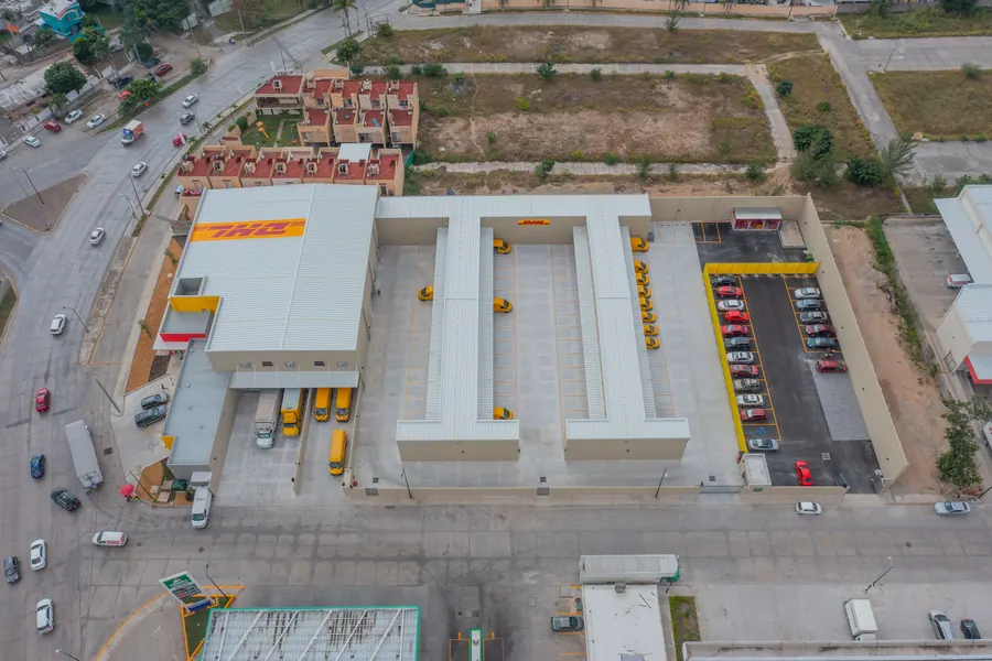 Fotografía del proyecto DHL del portafolio LUCONSA: vista cenital del conjunto con andenes y estacionamiento