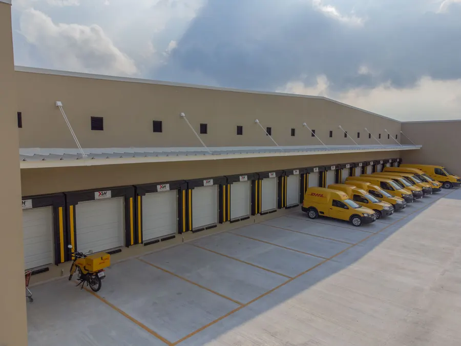 Fotografía del proyecto DHL del portafolio LUCONSA: andén de carga con camionetas estacionadas