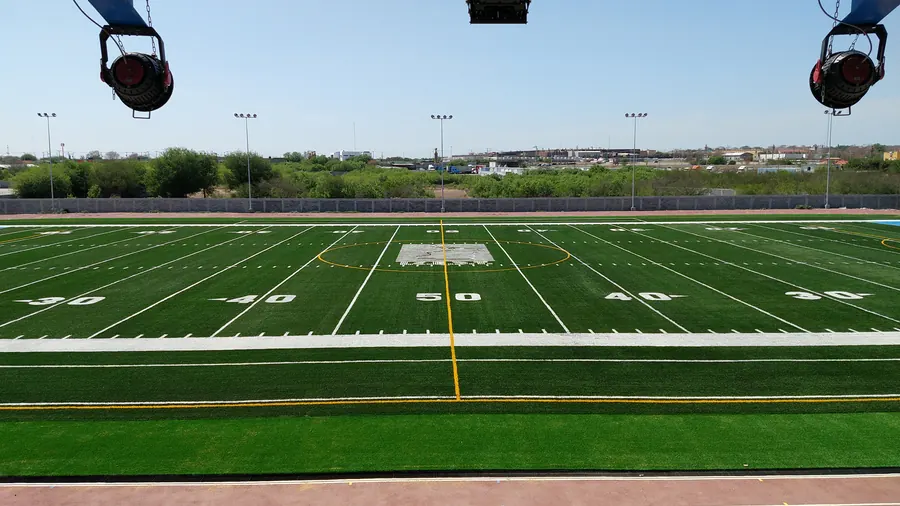 Fotografía del proyecto ICEST Nuevo Laredo del portafolio LUCONSA: campo de fútbol americano con pasto sintético