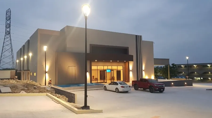 Fotografía del proyecto ICEST Valles del portafolio LUCONSA: edificio iluminado al anochecer