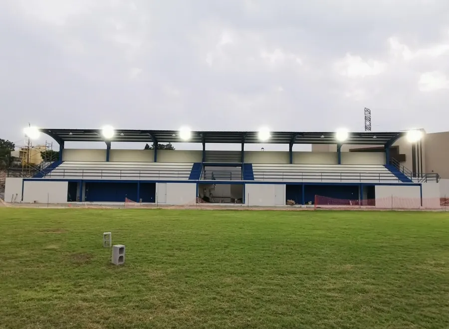 Fotografía del proyecto ICEST Valles del portafolio LUCONSA: gradas con luminarias frente al campo