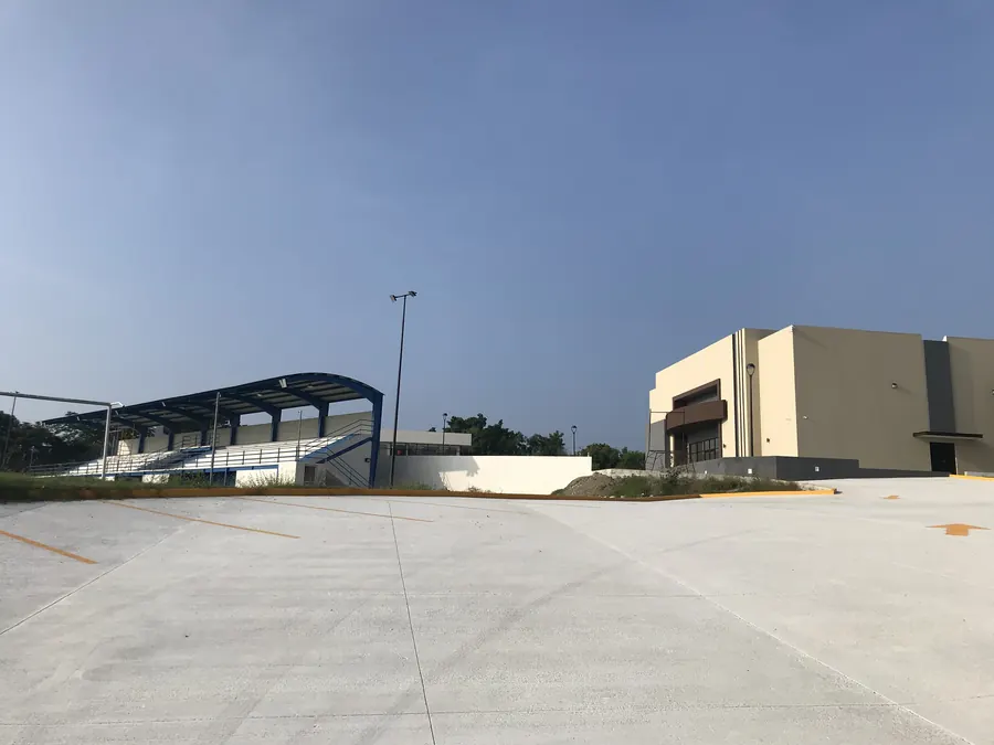 Fotografía del proyecto ICEST Valles del portafolio LUCONSA: explanada con gradas y edificio