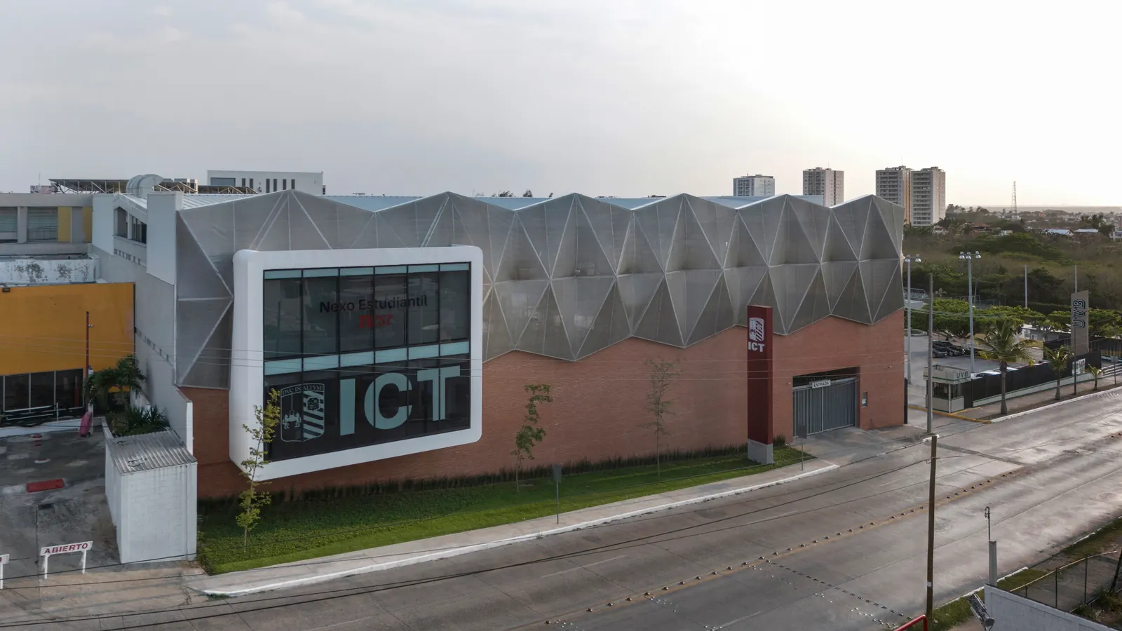 Fotografía del proyecto ICT NEST del portafolio LUCONSA: edificio con fachada de paneles y letras ICT