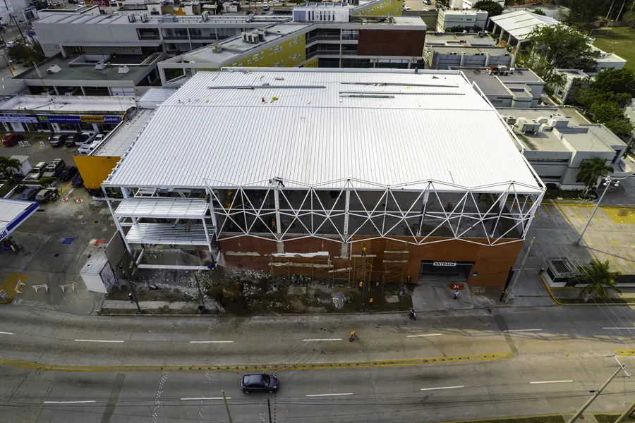 Fotografía del proyecto ICT NEST del portafolio LUCONSA: vista aérea del edificio con estructura metálica en la azotea
