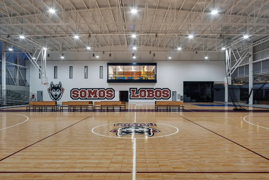 Fotografía del proyecto ICT NEST del portafolio LUCONSA: gimnasio con duela y gradas