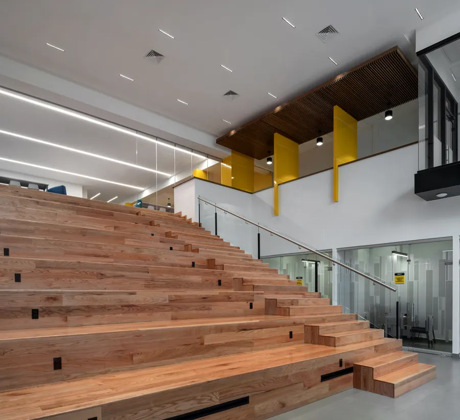 Fotografía del proyecto ICT NEST del portafolio LUCONSA: gradería interior de madera