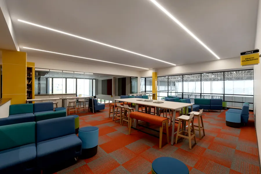 Fotografía del proyecto ICT NEST del portafolio LUCONSA: área común con mesas y mobiliario