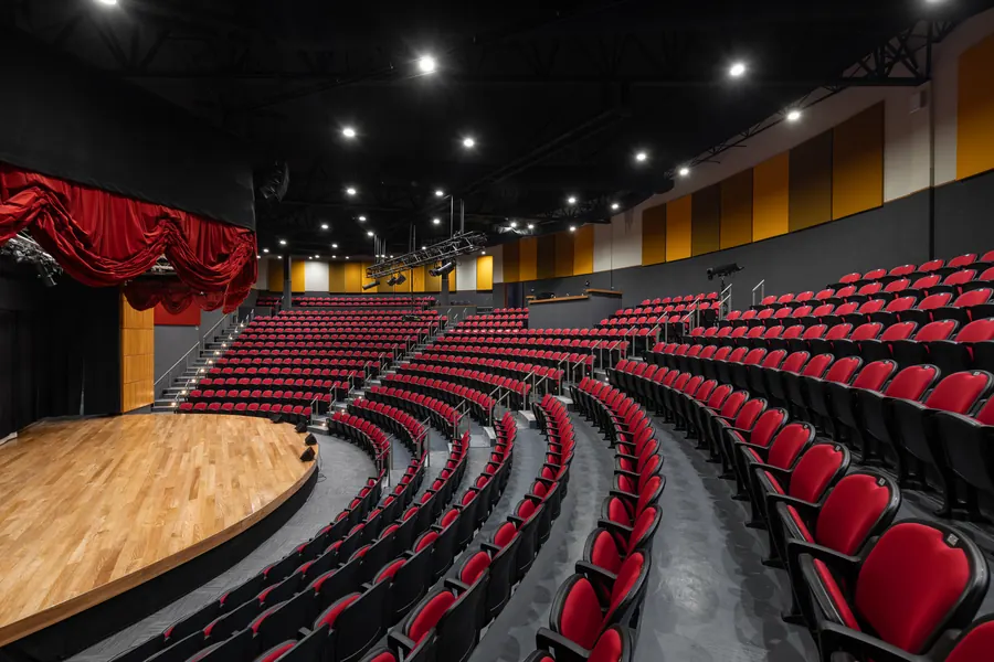 Fotografía del proyecto ICT Teatro del portafolio LUCONSA: butacas y escenario vistos desde un costado