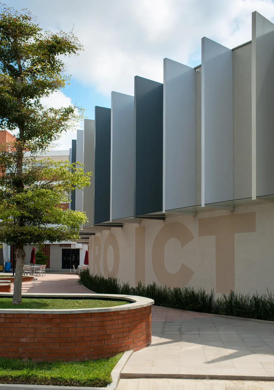 Fotografía del proyecto ICT Teatro del portafolio LUCONSA: fachada con parteluces verticales y letras ICT
