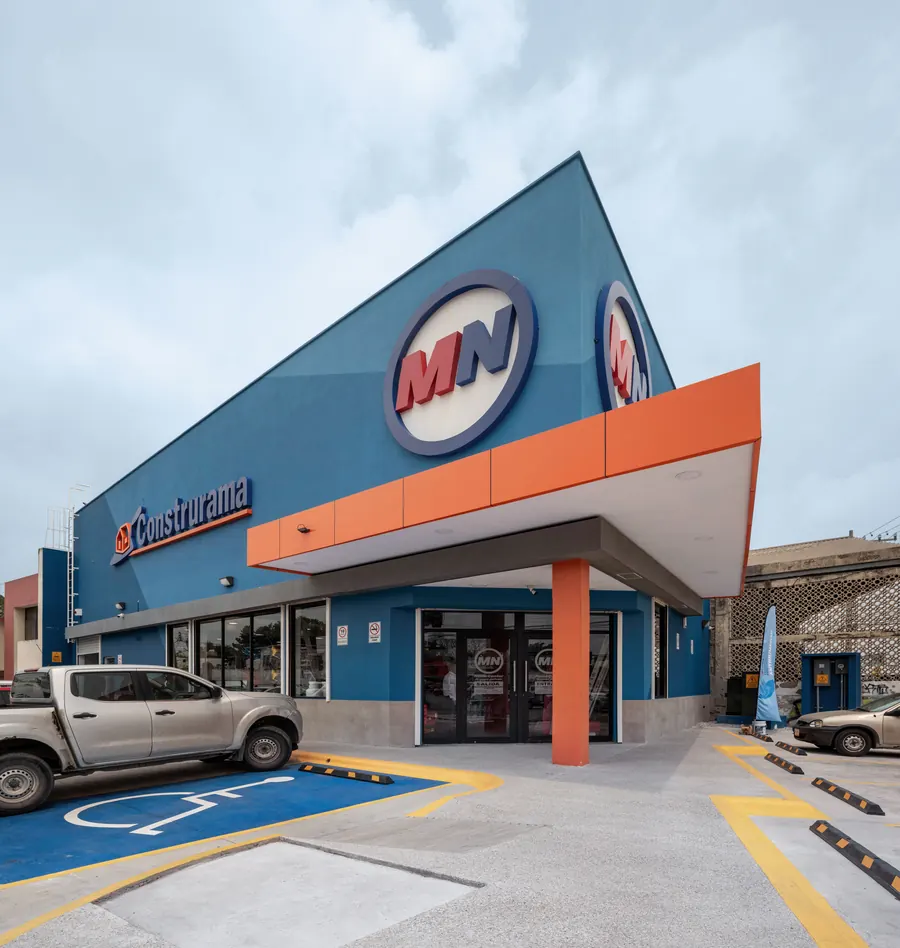 Fotografía del proyecto MN Express del portafolio LUCONSA: fachada y estacionamiento vistos en diagonal