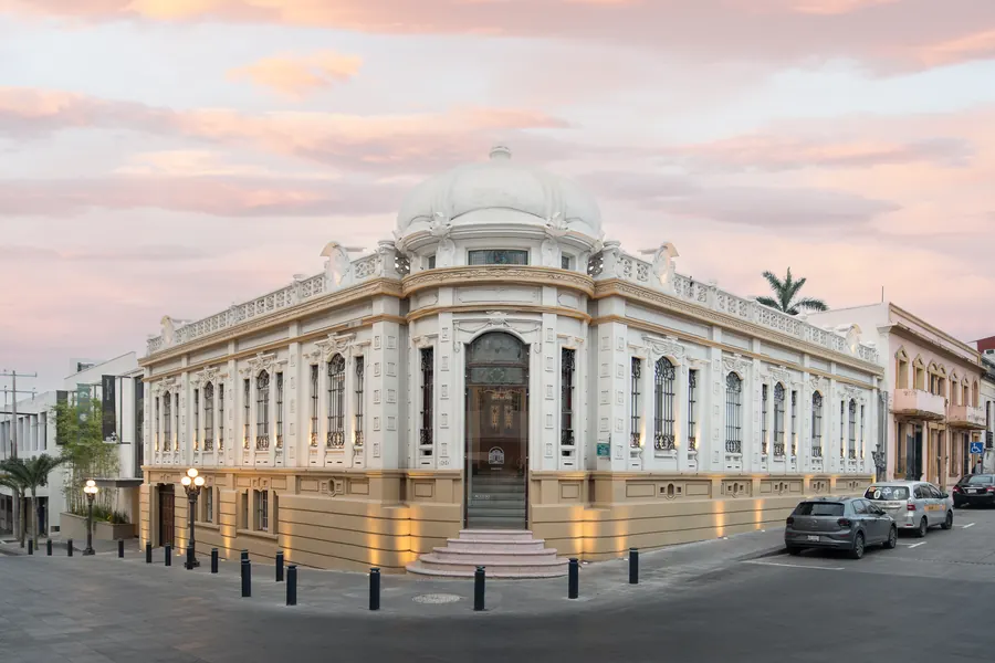 Fotografía del proyecto Museo Tampico del portafolio LUCONSA: edificio histórico de esquina con cúpula al atardecer