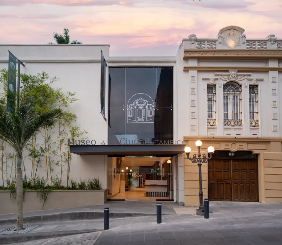 Fotografía del proyecto Museo Tampico del portafolio LUCONSA: acceso contemporáneo junto a la fachada histórica