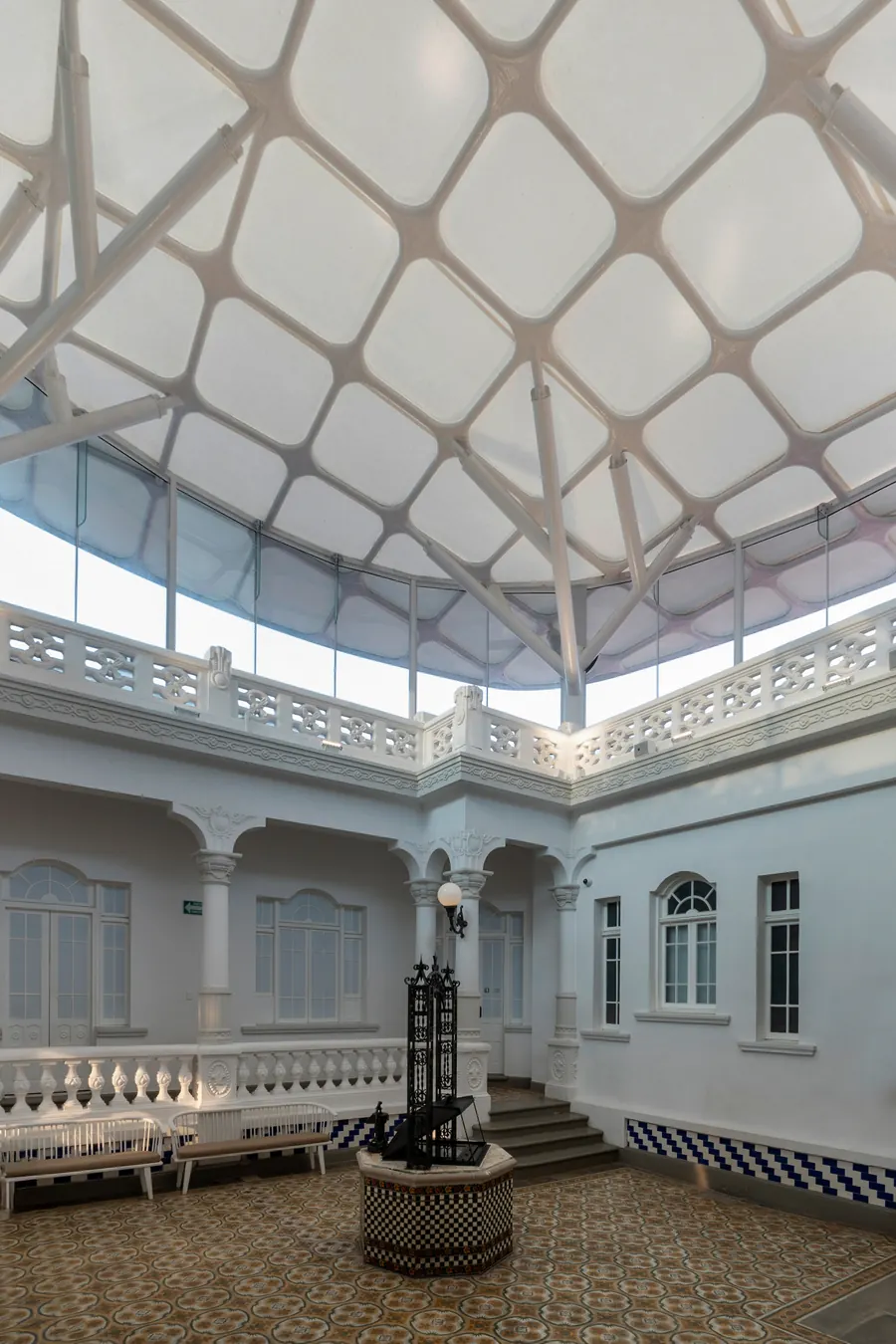 Fotografía del proyecto Museo Tampico del portafolio LUCONSA: patio con cubierta de estructura reticular