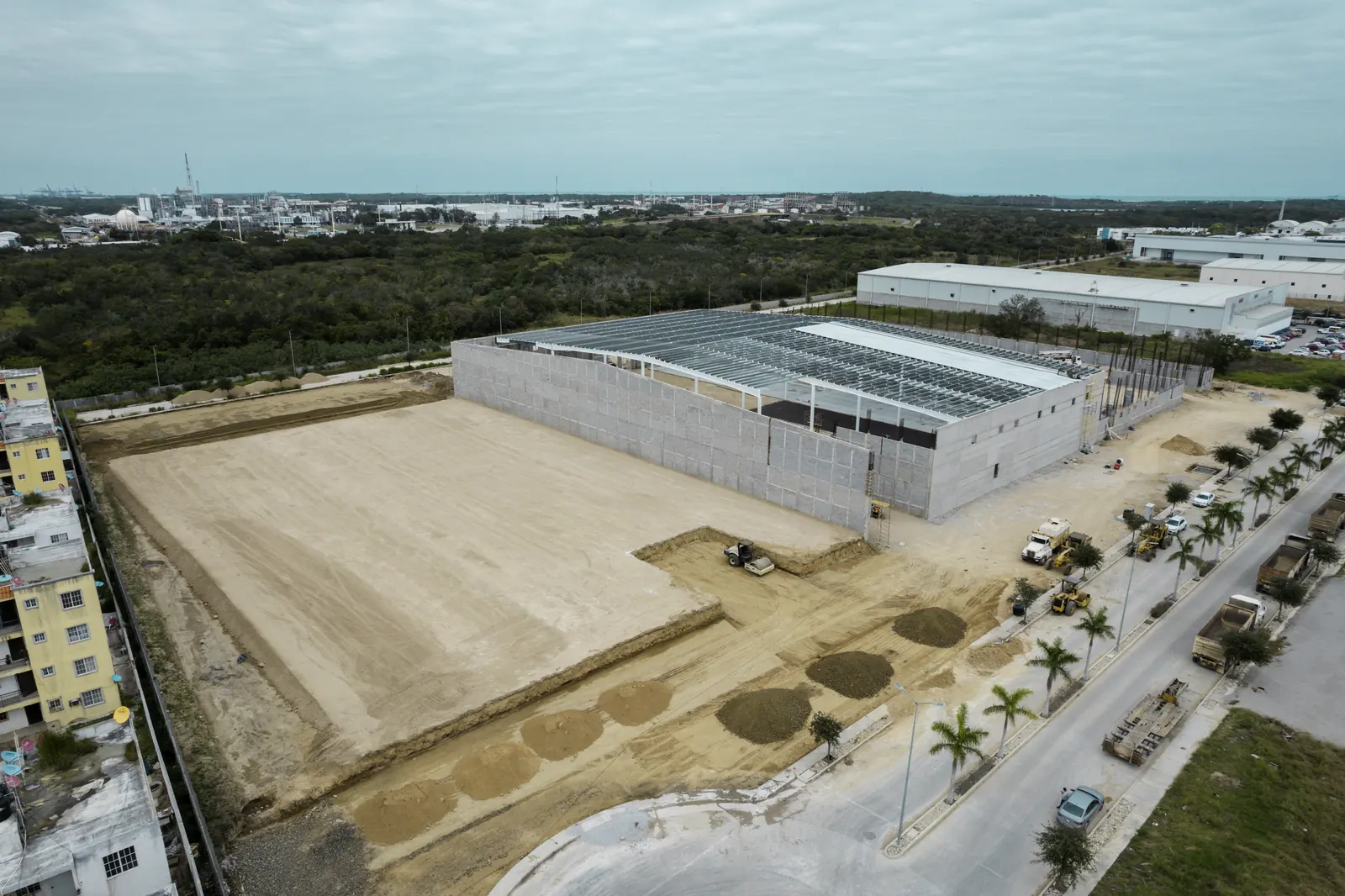 Fotografía del proyecto Nave Industrial FIMEX I del portafolio LUCONSA: vista aérea de la nave y el terreno durante la obra