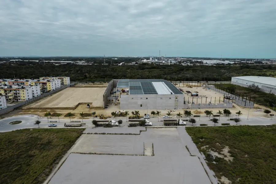 Fotografía del proyecto Nave Industrial FIMEX I del portafolio LUCONSA: vista aérea frontal del conjunto y su acceso