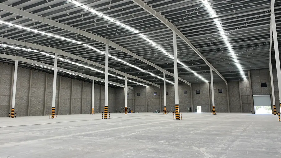 Fotografía del proyecto Nave Industrial FIMEX I del portafolio LUCONSA: interior de la nave con iluminación lineal en la cubierta