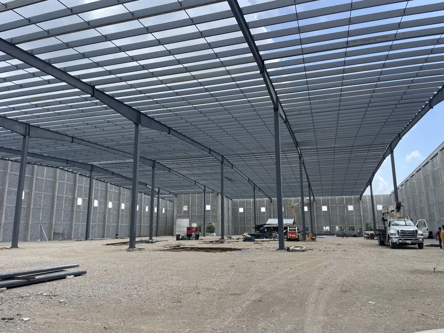Fotografía del proyecto Nave Industrial FIMEX I del portafolio LUCONSA: estructura metálica de la cubierta durante el montaje