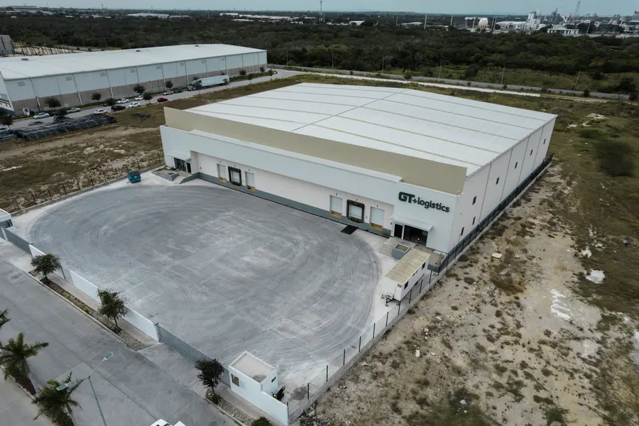 Fotografía del proyecto Nave Industrial FIMEX II del portafolio LUCONSA: vista aérea de la nave con patio de maniobras