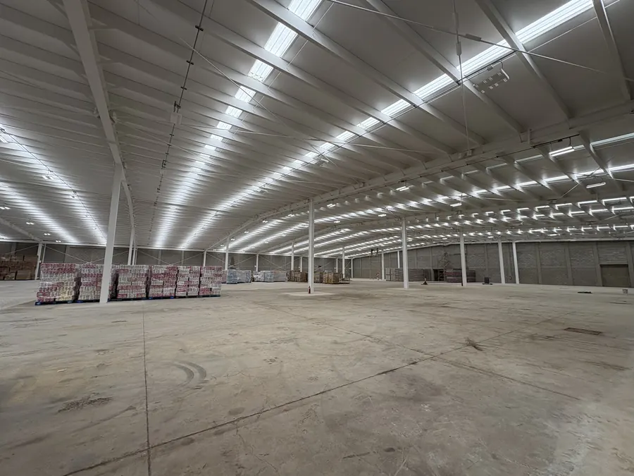 Fotografía del proyecto Nave Industrial Grupo Ibarra del portafolio LUCONSA: interior de la nave con material almacenado