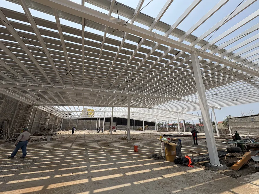 Fotografía del proyecto Nave Industrial Grupo Ibarra del portafolio LUCONSA: montaje de la cubierta metálica
