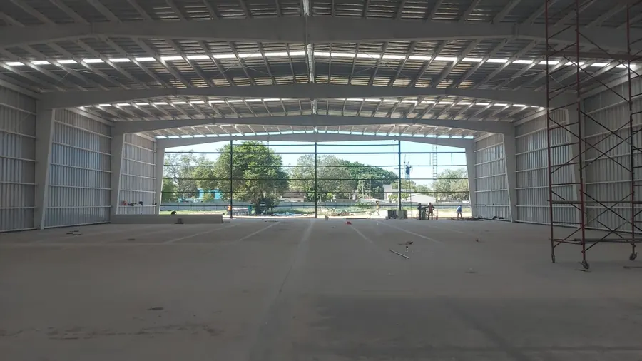 Fotografía del proyecto Nave Industrial Kargo del portafolio LUCONSA: interior de la nave con muro acristalado al fondo