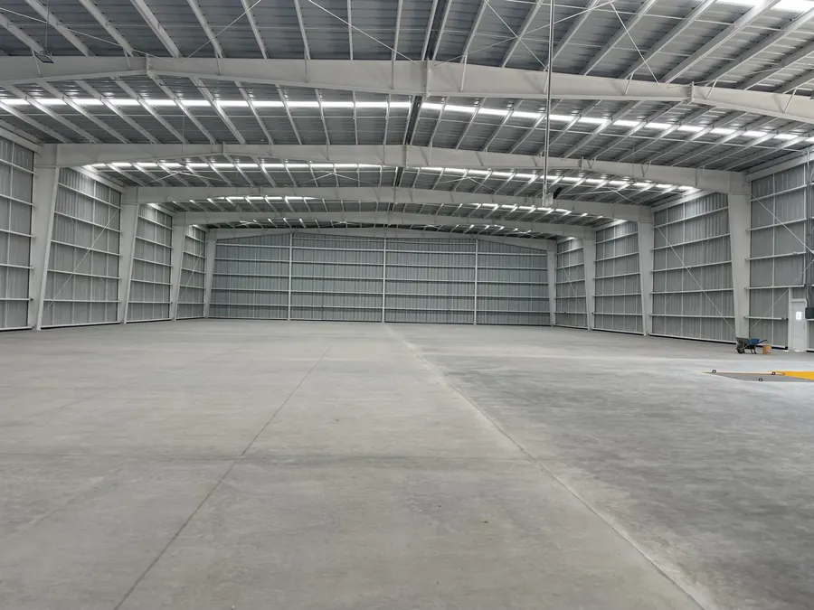 Fotografía del proyecto Nave Industrial Kargo del portafolio LUCONSA: interior de la nave con iluminación cenital