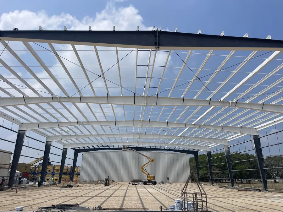 Fotografía del proyecto Nave Industrial Kargo del portafolio LUCONSA: estructura metálica de la cubierta