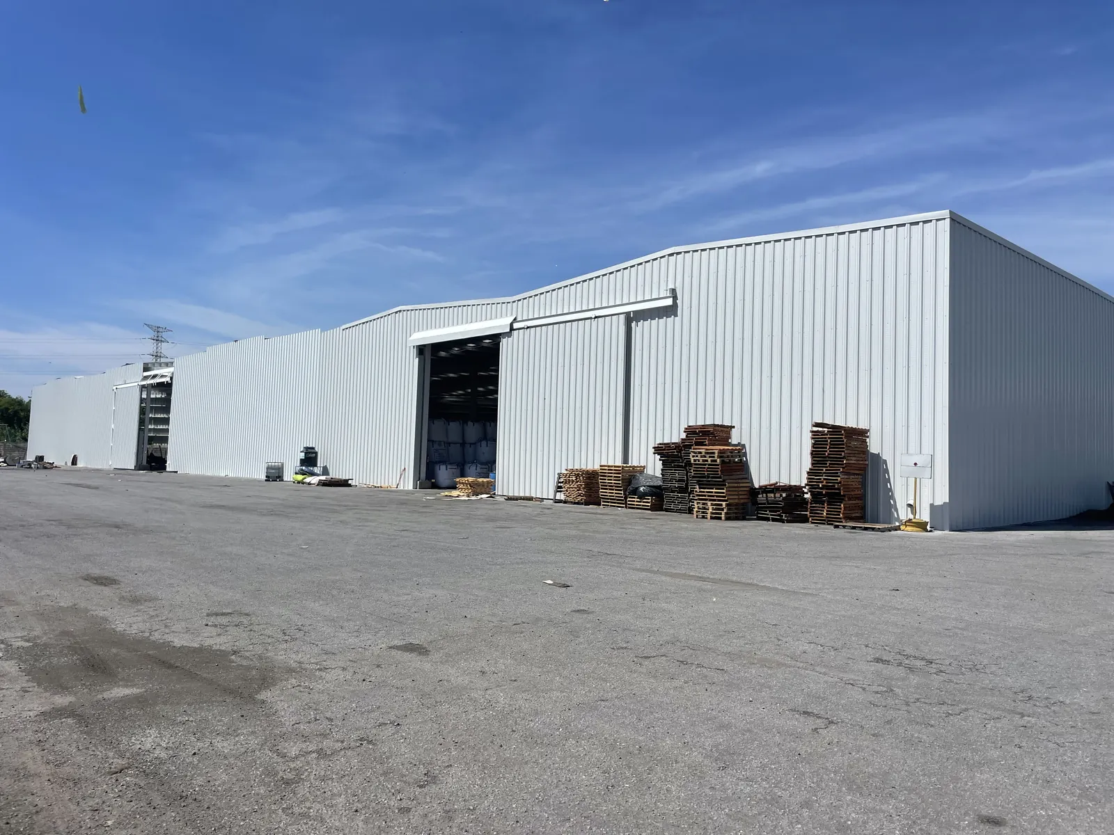 Fotografía del proyecto Nave Industrial SYS Exporta del portafolio LUCONSA: exterior de la nave con muros de lámina blanca