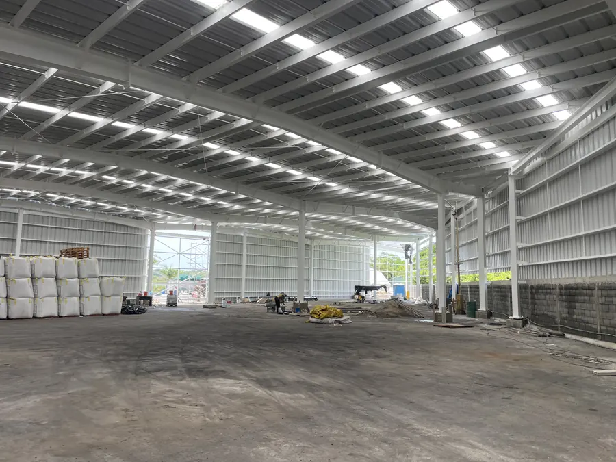 Fotografía del proyecto Nave Industrial SYS Exporta del portafolio LUCONSA: interior de la nave con iluminación cenital