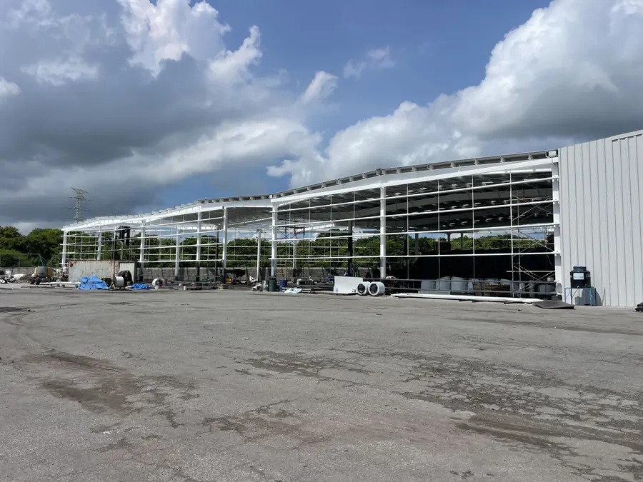 Fotografía del proyecto Nave Industrial SYS Exporta del portafolio LUCONSA: nave en construcción vista desde el exterior