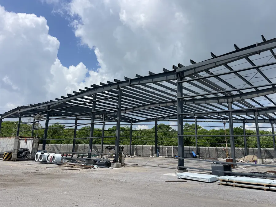 Fotografía del proyecto Nave Industrial SYS Exporta del portafolio LUCONSA: estructura metálica de la cubierta durante el montaje