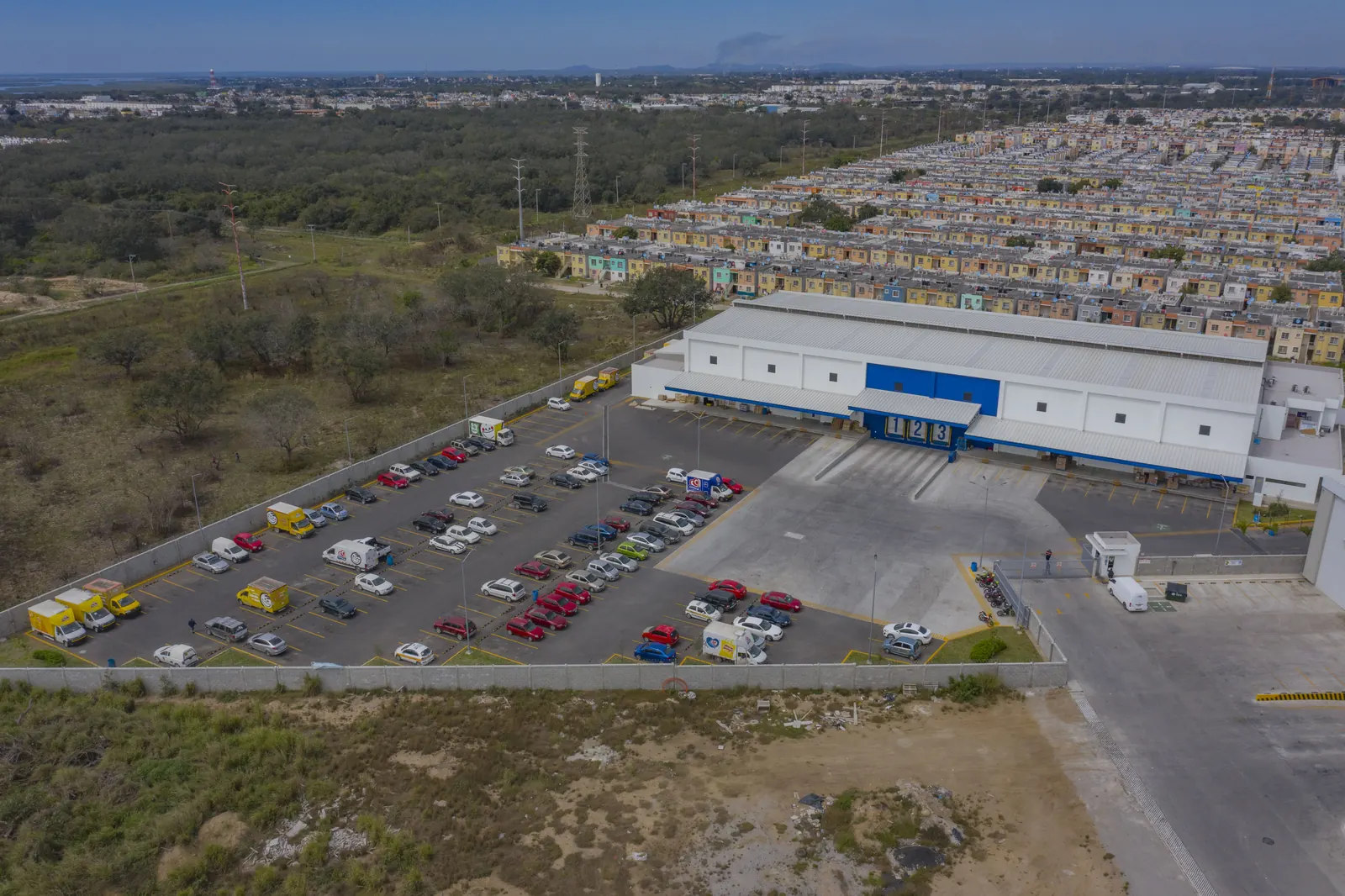 Fotografía del proyecto PepsiCo del portafolio LUCONSA: vista aérea de la nave con andenes de carga y estacionamiento