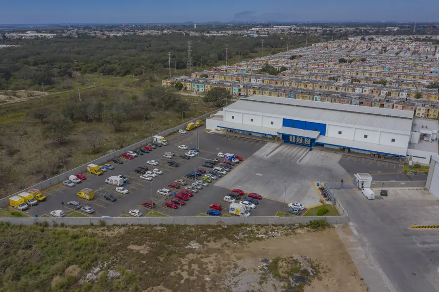 Fotografía del proyecto PepsiCo del portafolio LUCONSA: vista aérea de la nave con andenes de carga y estacionamiento