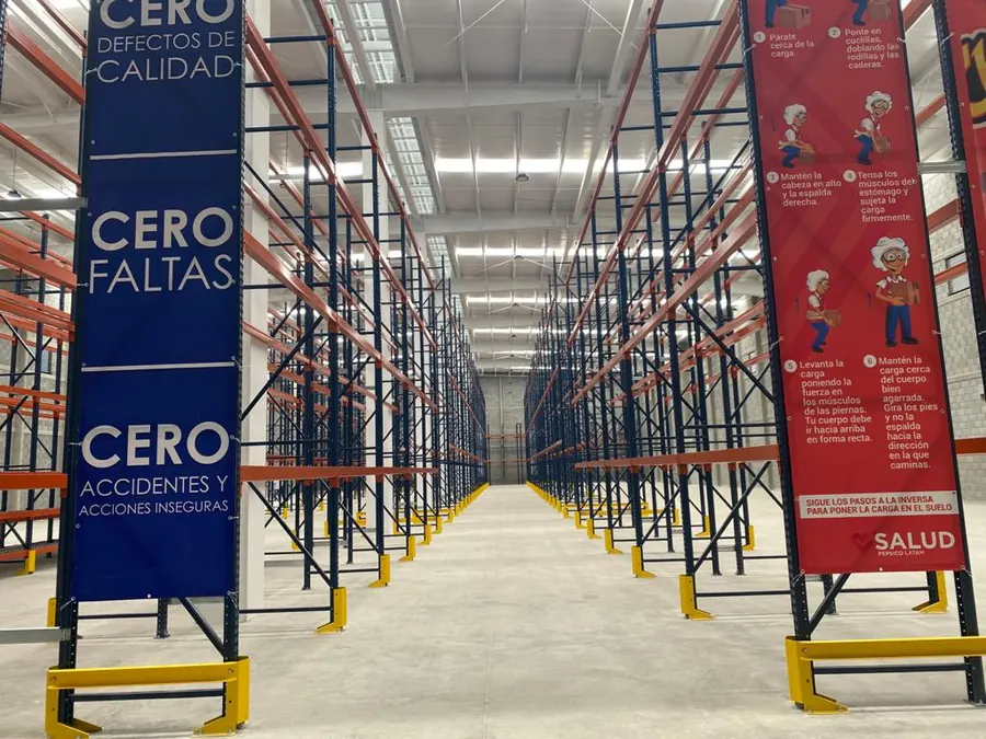 Fotografía del proyecto PepsiCo del portafolio LUCONSA: pasillo de almacén con racks metálicos