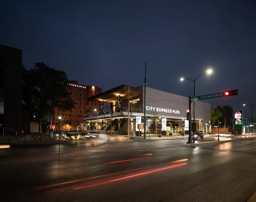 Fotografía del proyecto Plaza Altavista Paseo del portafolio LUCONSA: plaza comercial iluminada de noche