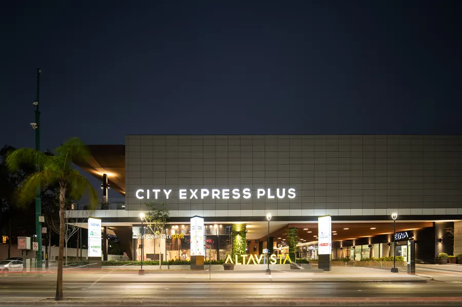 Fotografía del proyecto Plaza Altavista Paseo del portafolio LUCONSA: fachada comercial iluminada de noche
